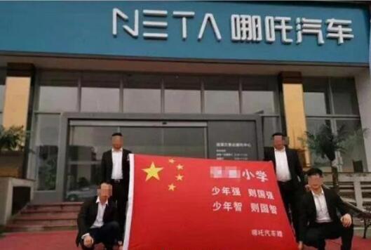车企在国旗上印字打广告,别拿广告公司背锅