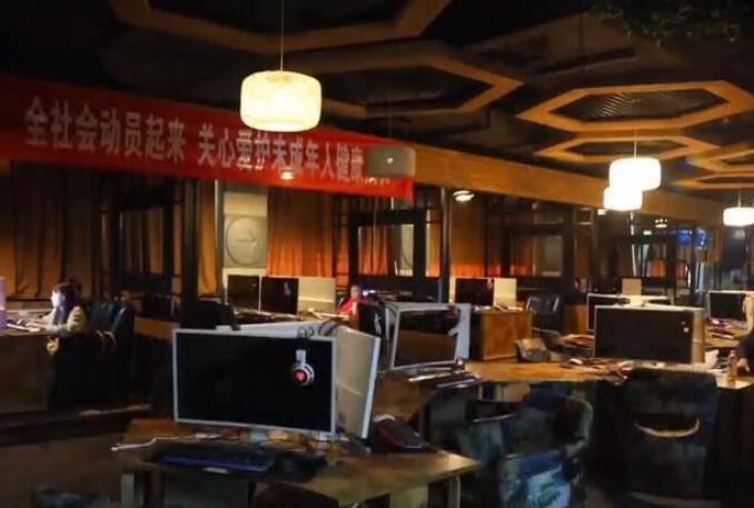 女孩网吧遭醉酒男袭胸,男友用兵工铲敲破对方头