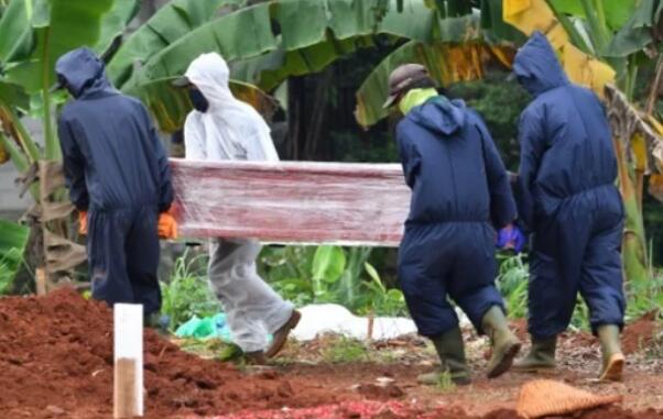 印尼出新招惩罚不戴口罩者,去为新冠肺炎死者挖坟墓