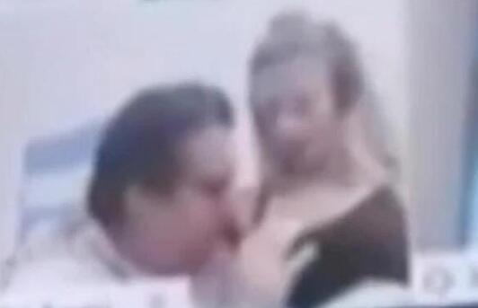 阿根廷议员开会时吻妻子胸部,并让女友兼情妇坐大腿上