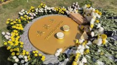 袁隆平骨灰盒上盖着五星红旗,今日在长沙安葬