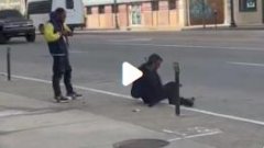 美国流浪汉被当街处决式射杀,拜登随行人员失足摔下飞机舷梯