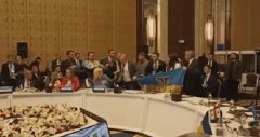 乌克兰代表举自家国旗挑衅,随后还暴揍抢国旗的俄代表
