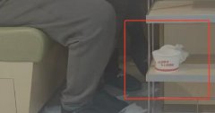 有家长拿碗给孩子接小便?海底捞回应赔偿一份果盘
